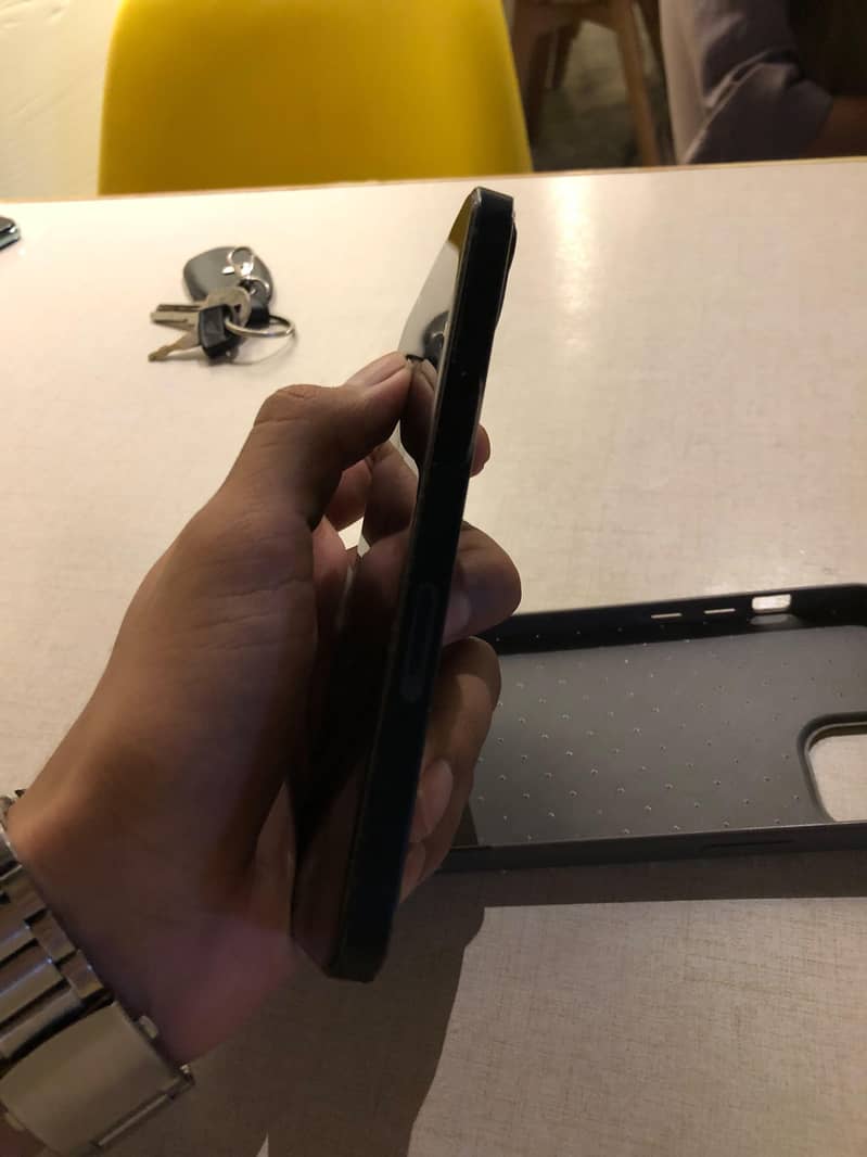 Apple iPhone 13 5