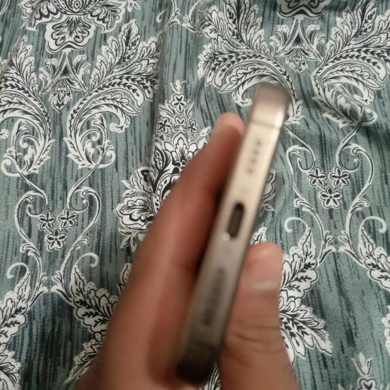 Apple iPhone 16 Pro Max jv 2