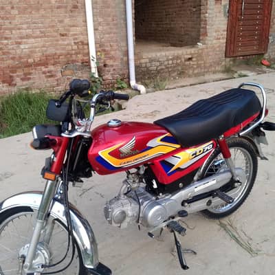 Total janion bike , just 14hzr km use , total janion or saaf bike