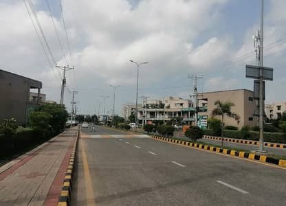 Flat For Grabs In 5 Marla Lahore
