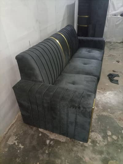 Apne new sofa sets ko poshish karwayen or bnayen phir se naya