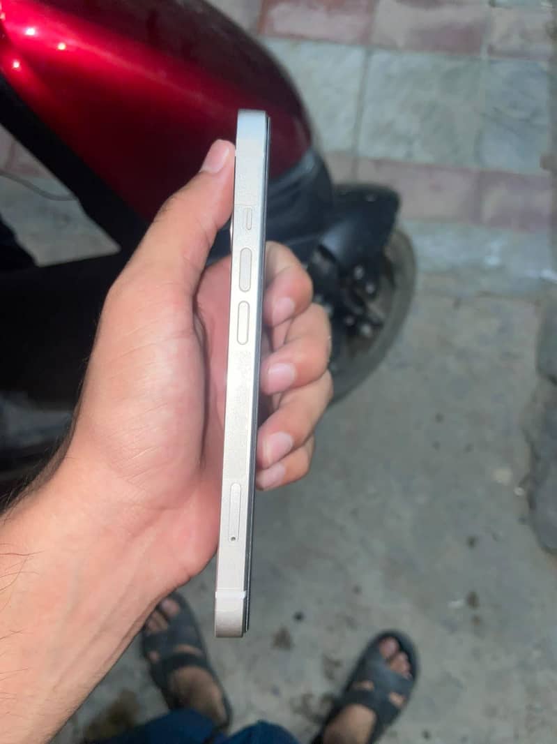Apple iPhone 13 2