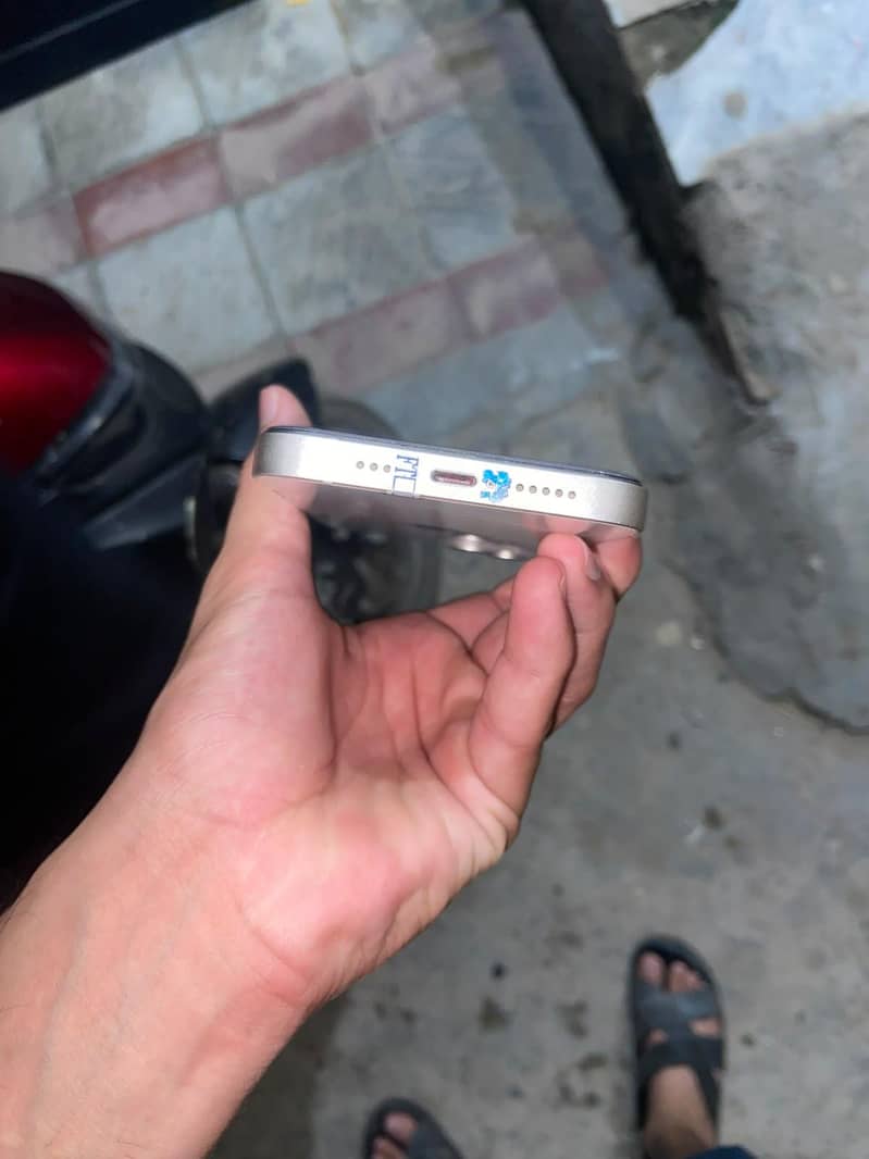 Apple iPhone 13 5