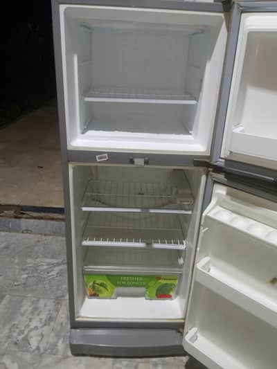 dawlance fridge for sale bilkul saaf hi aje tak koi kam ni huwa s
