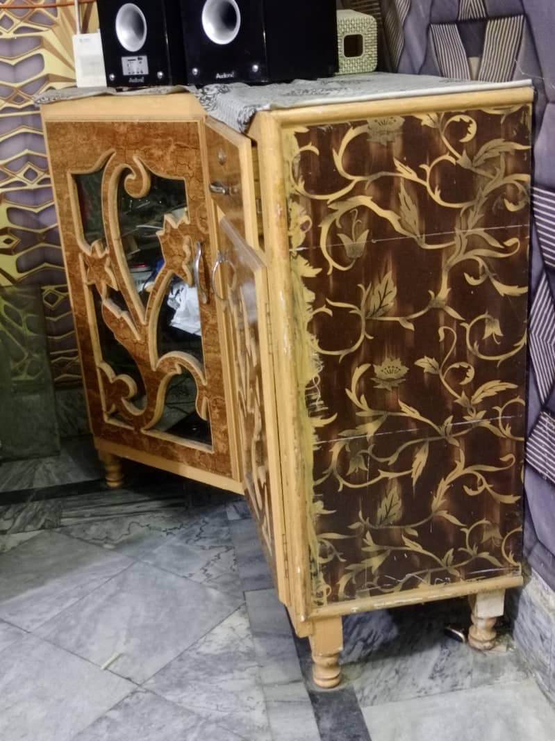 Corner table along 2 cabinets 2