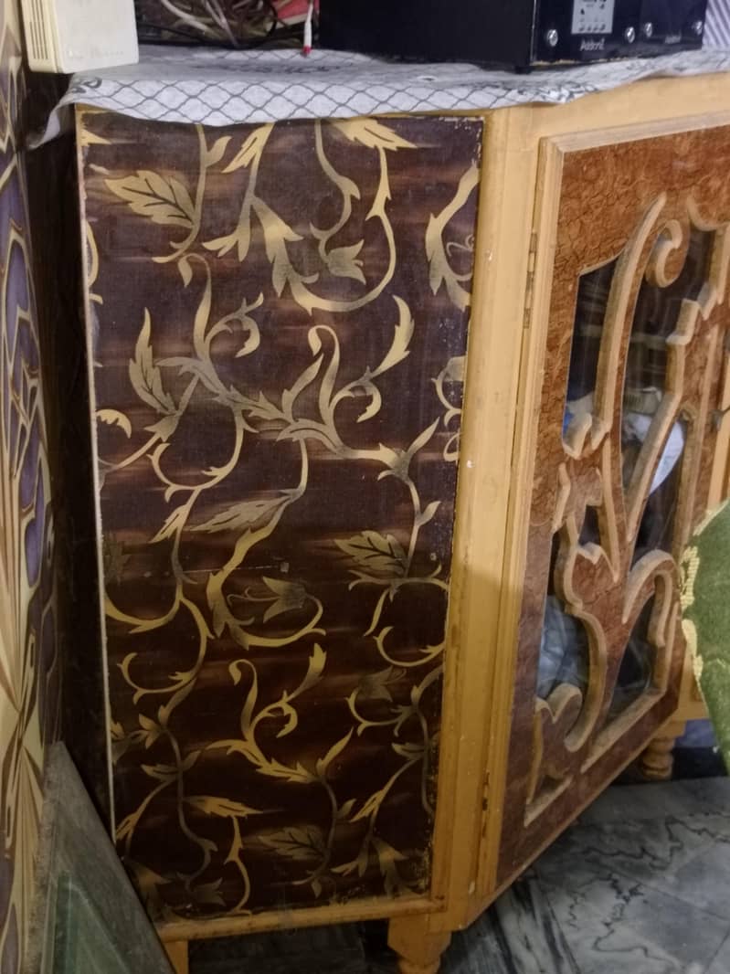 Corner table along 2 cabinets 3