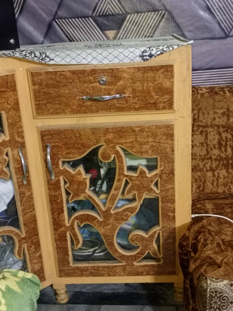 Corner table along 2 cabinets 4
