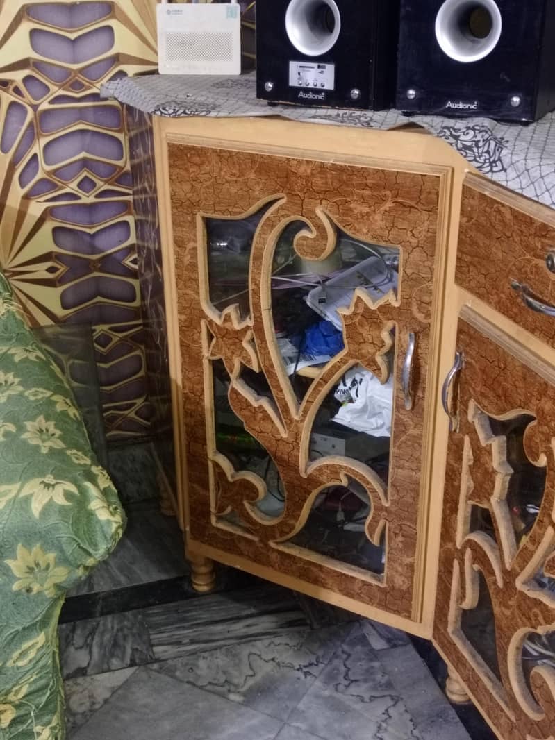 Corner table along 2 cabinets 5