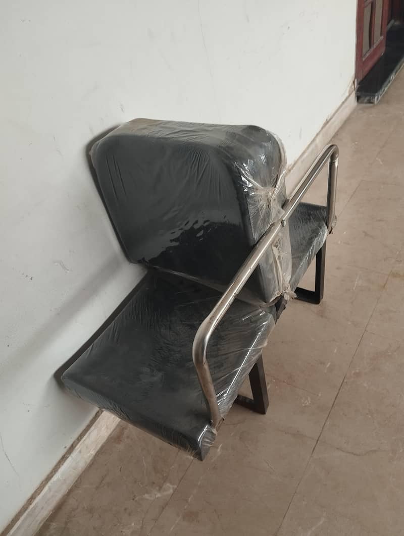 seats 3