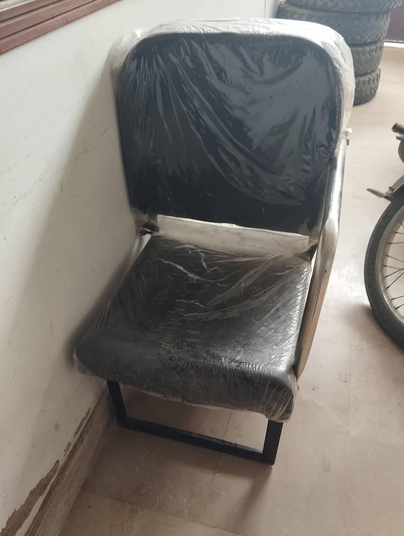 seats 4