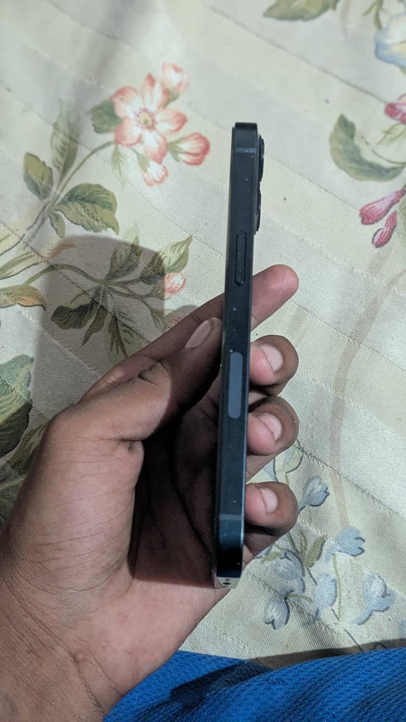 Apple iPhone 13 4