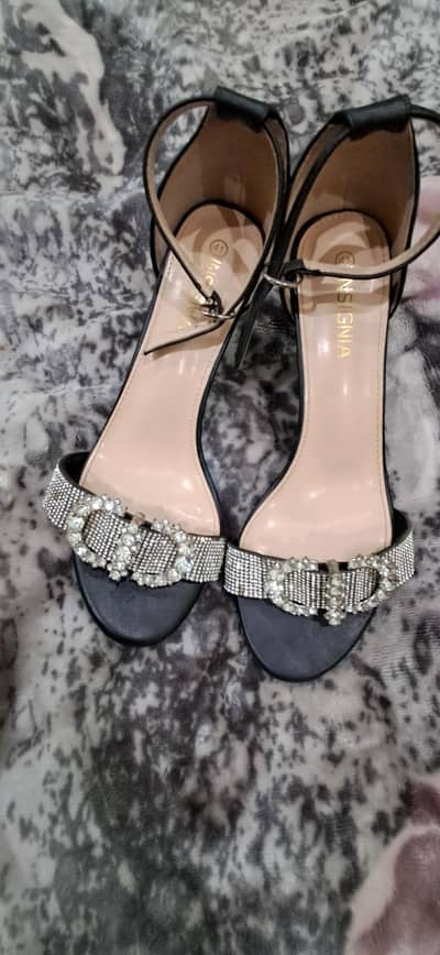 Insignia heels in size 41 .