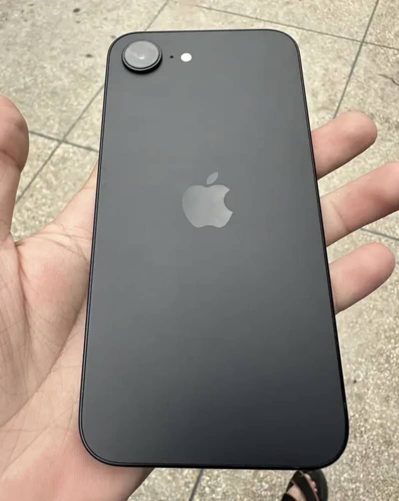 Apple iPhone 16e 1