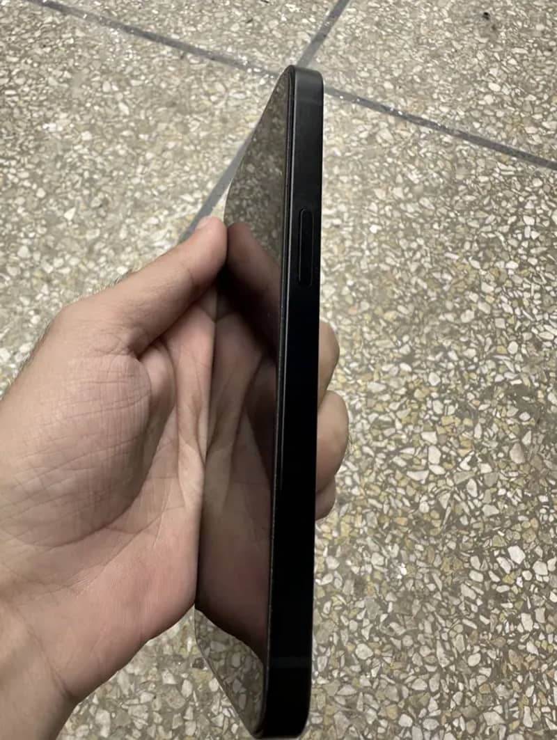 Apple iPhone 16e 2