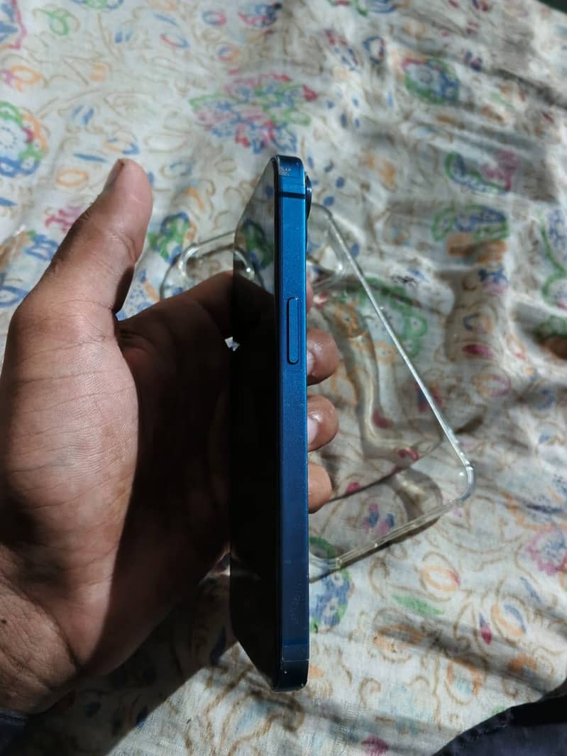 Apple iPhone 13 5