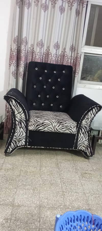 I am selling 4 setter sofa set for sale 30 thousand