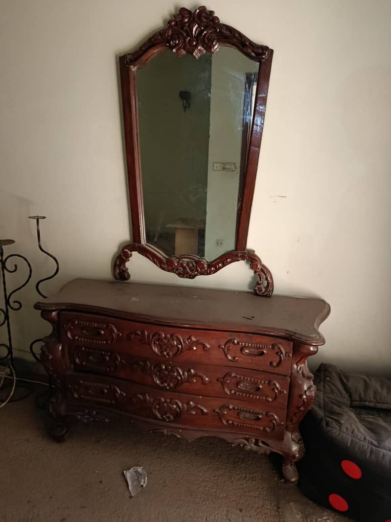 DRESSING TABLE 0