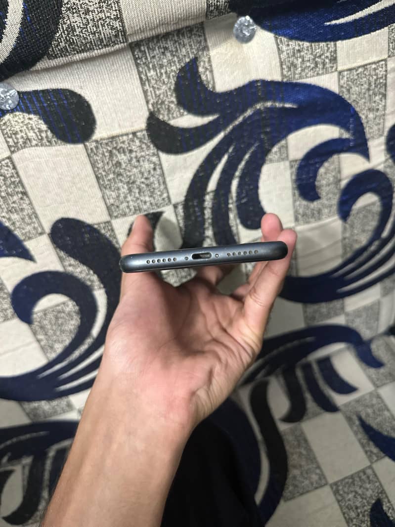 Apple iPhone 11 3