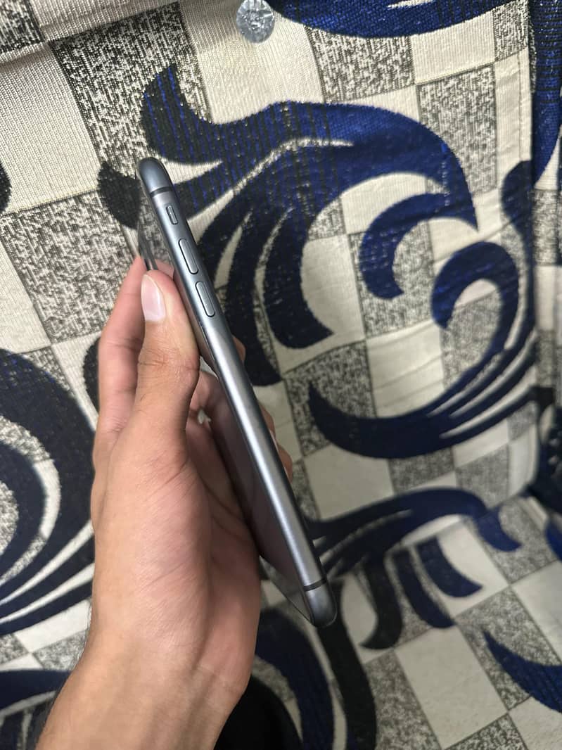 Apple iPhone 11 4