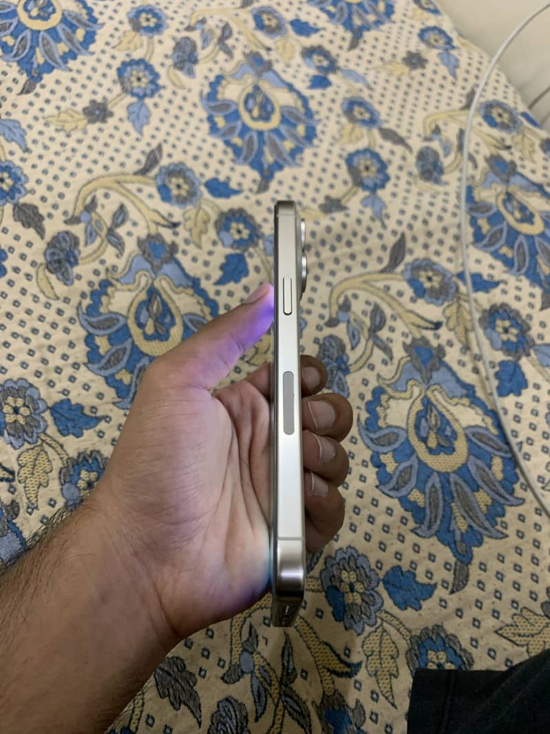 Apple iPhone 15 Pro Max 4