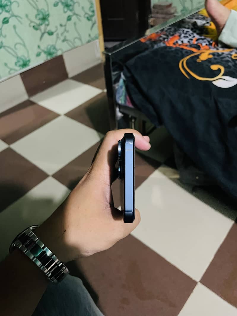 Apple iPhone 15 Pro Max 2