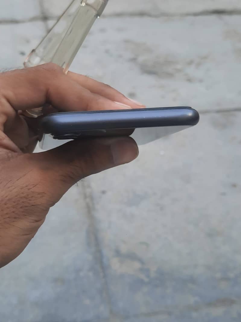 Apple iPhone 11 4