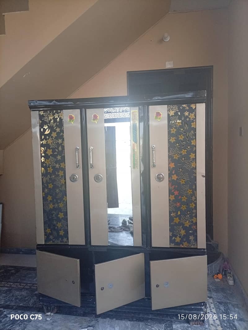 wardrobe/Showcase/Almari 1
