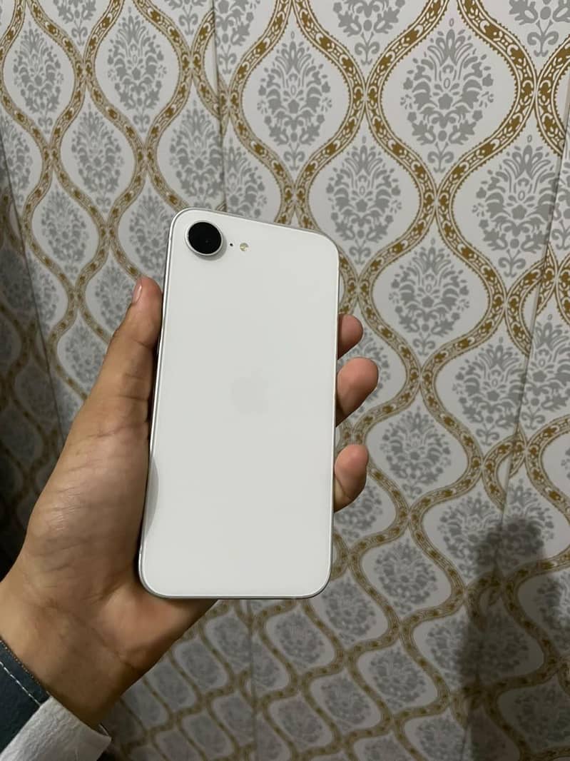 Apple iPhone 16e 1