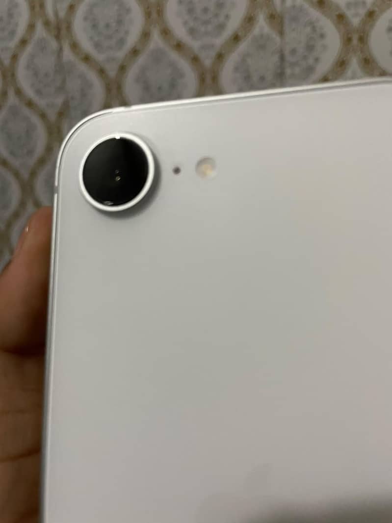 Apple iPhone 16e 2
