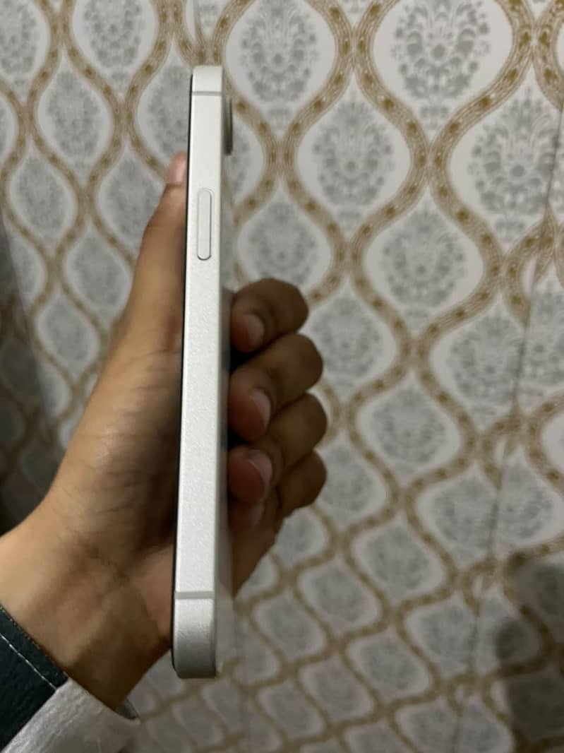 Apple iPhone 16e 3