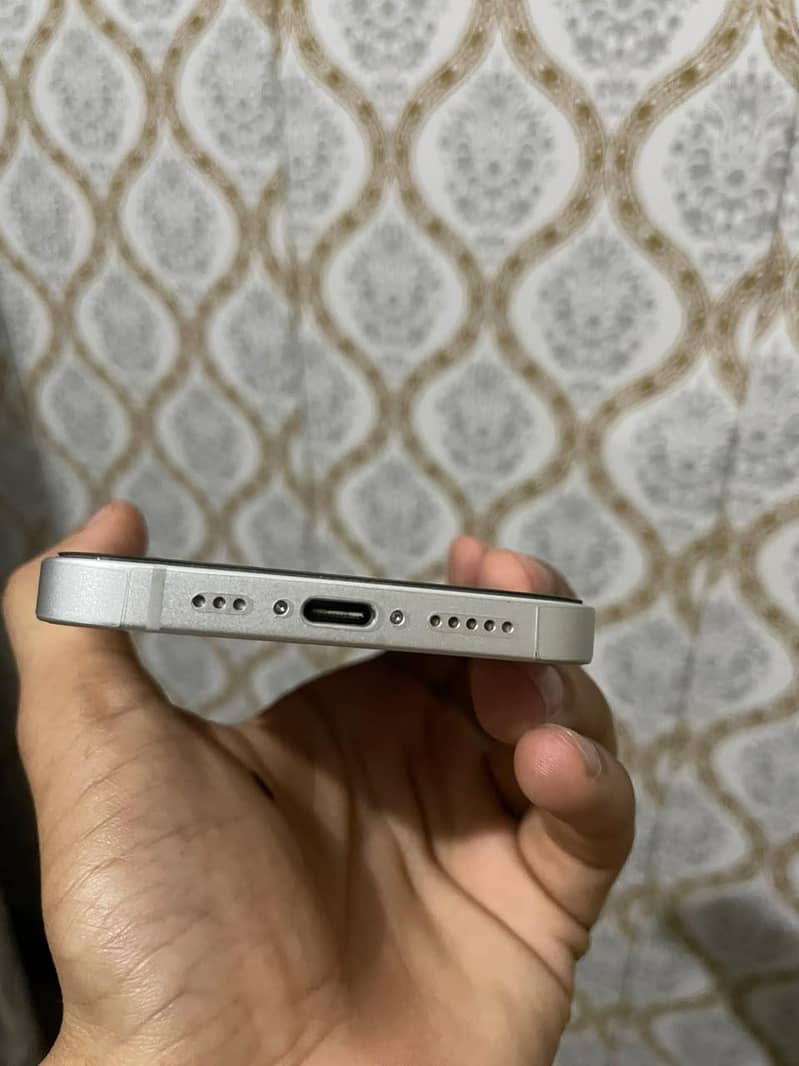 Apple iPhone 16e 4