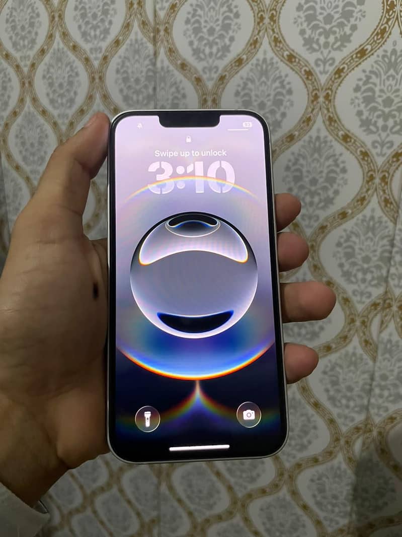 Apple iPhone 16e 5