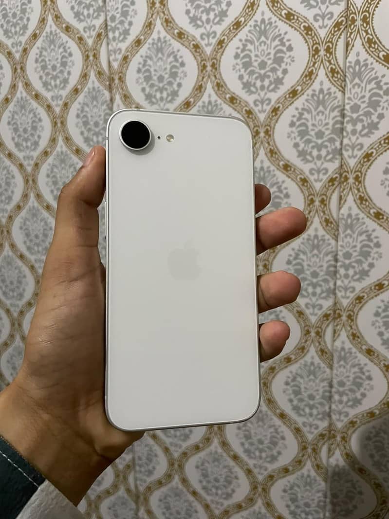 Apple iPhone 16e 6