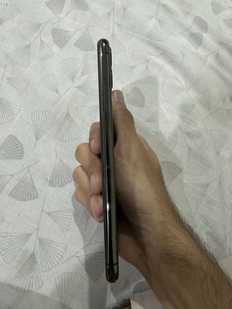 Apple iPhone 11 Pro Max 2