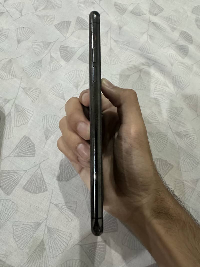 Apple iPhone 11 Pro Max 4