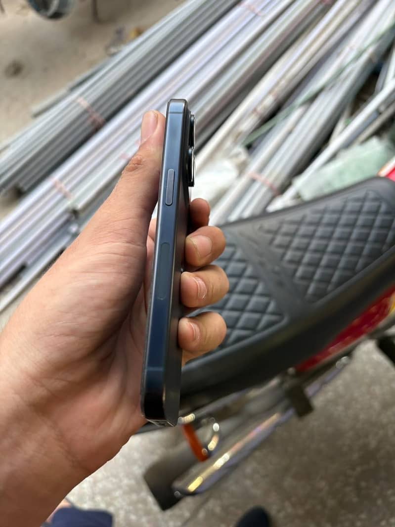 Apple iPhone 15 Pro 3
