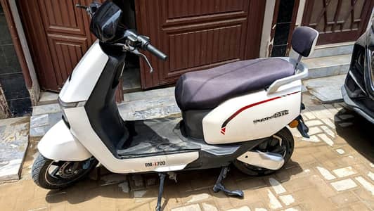 Hi Speed RM-i700 (EVI 700) Electric Scooty – Excellent Condition