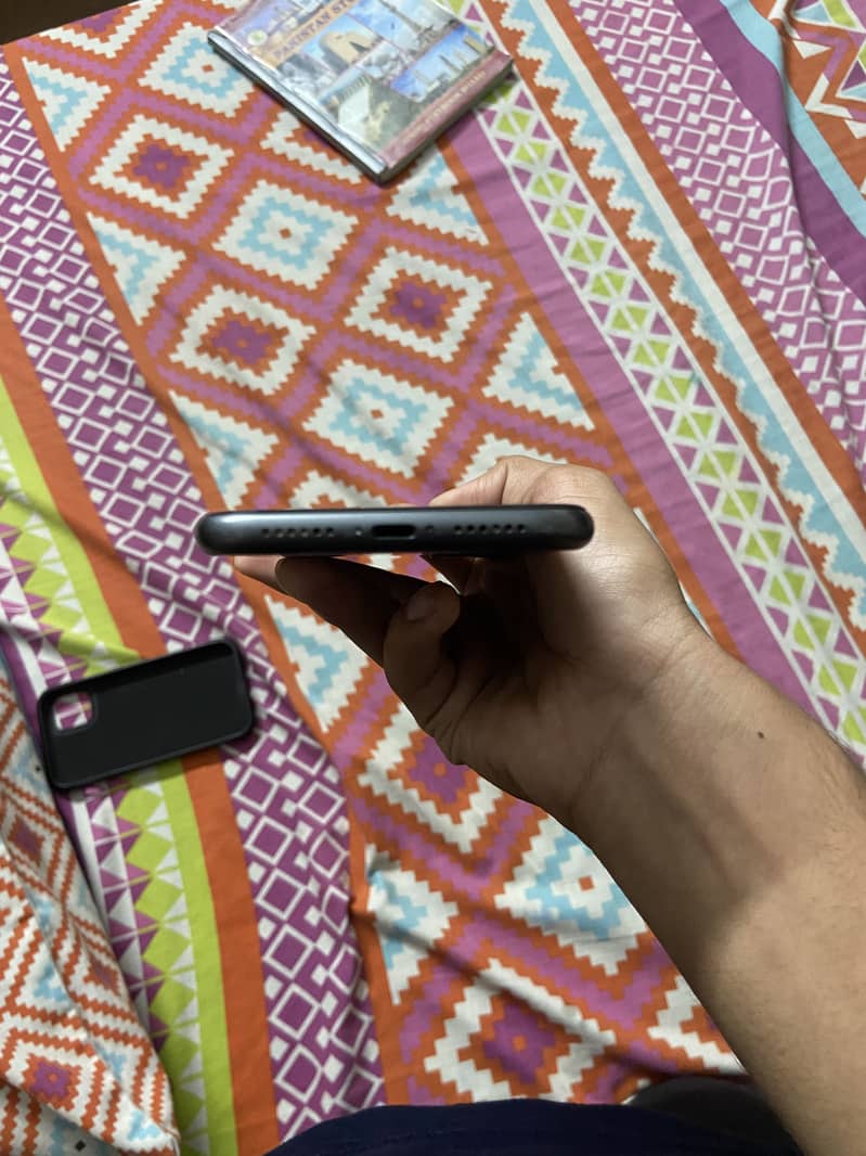 Apple iPhone 11 4
