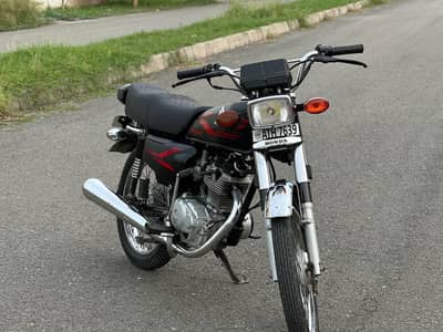 Honda 125 black  23/24
