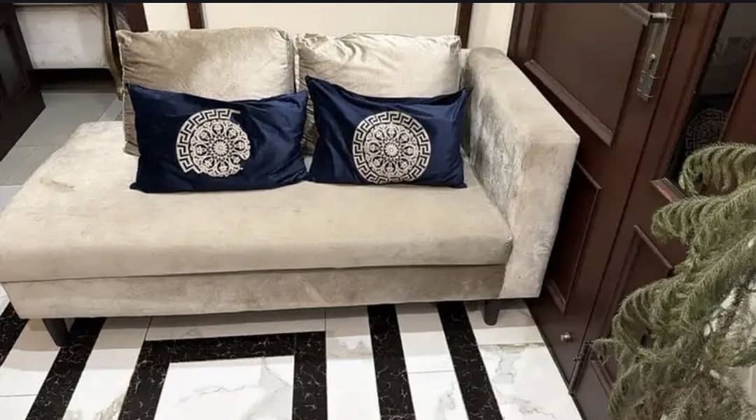 Three seater sofaa 0