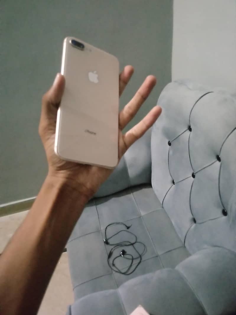 Apple iPhone 8 Plus 3