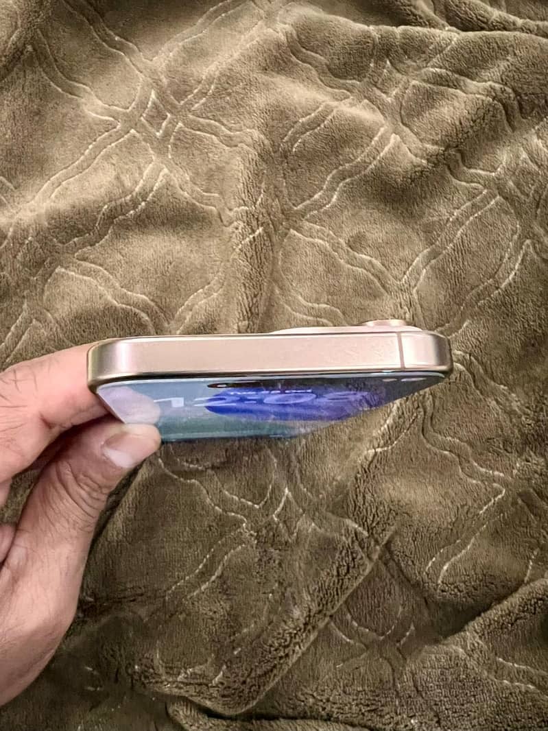 iPhone 16 Pro Max 4