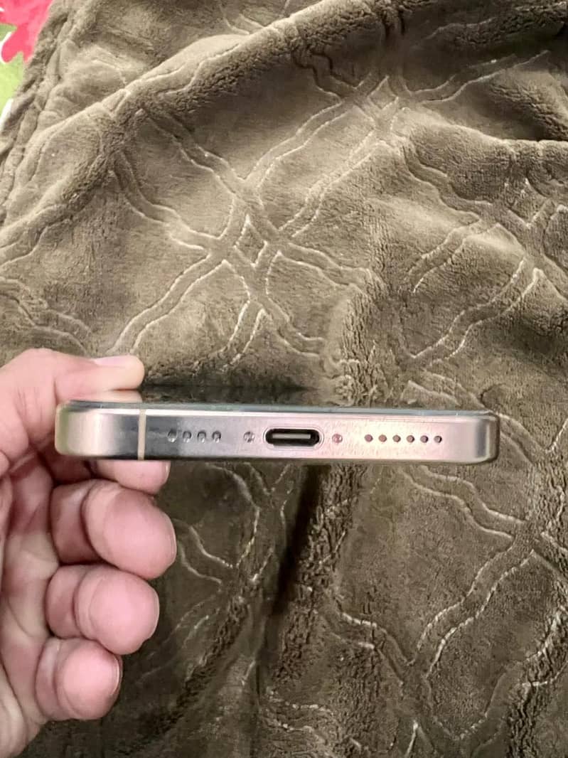 iPhone 16 Pro Max 5