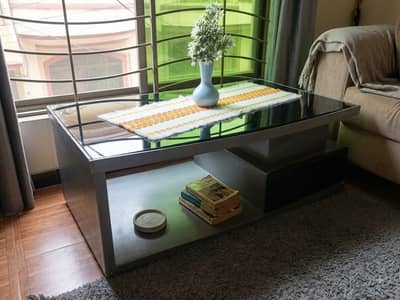 Modern Glass Top Coffee Table – Excellent Condition