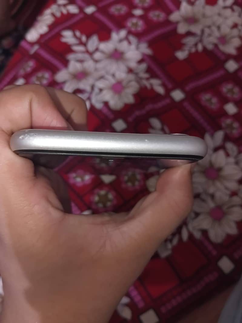 Apple iPhone 11 7