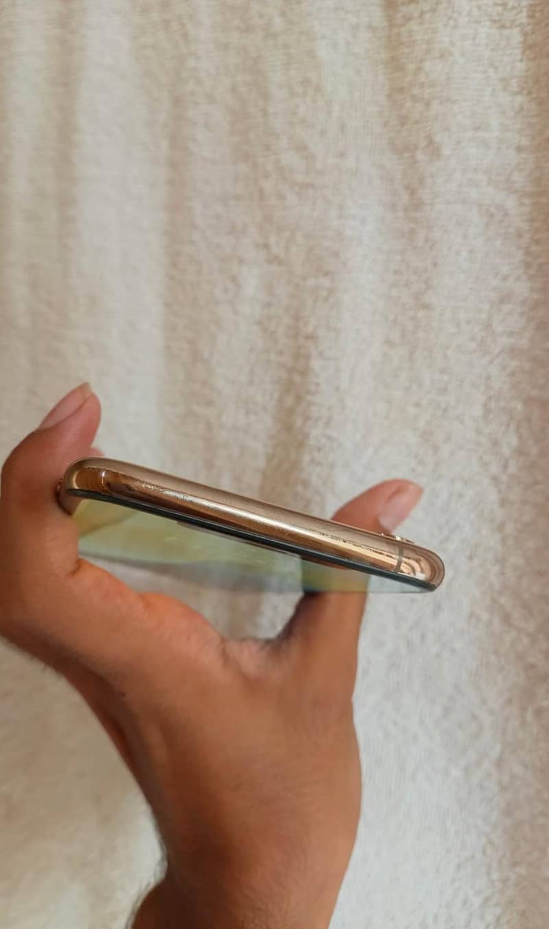 Apple iPhone XS Max 7