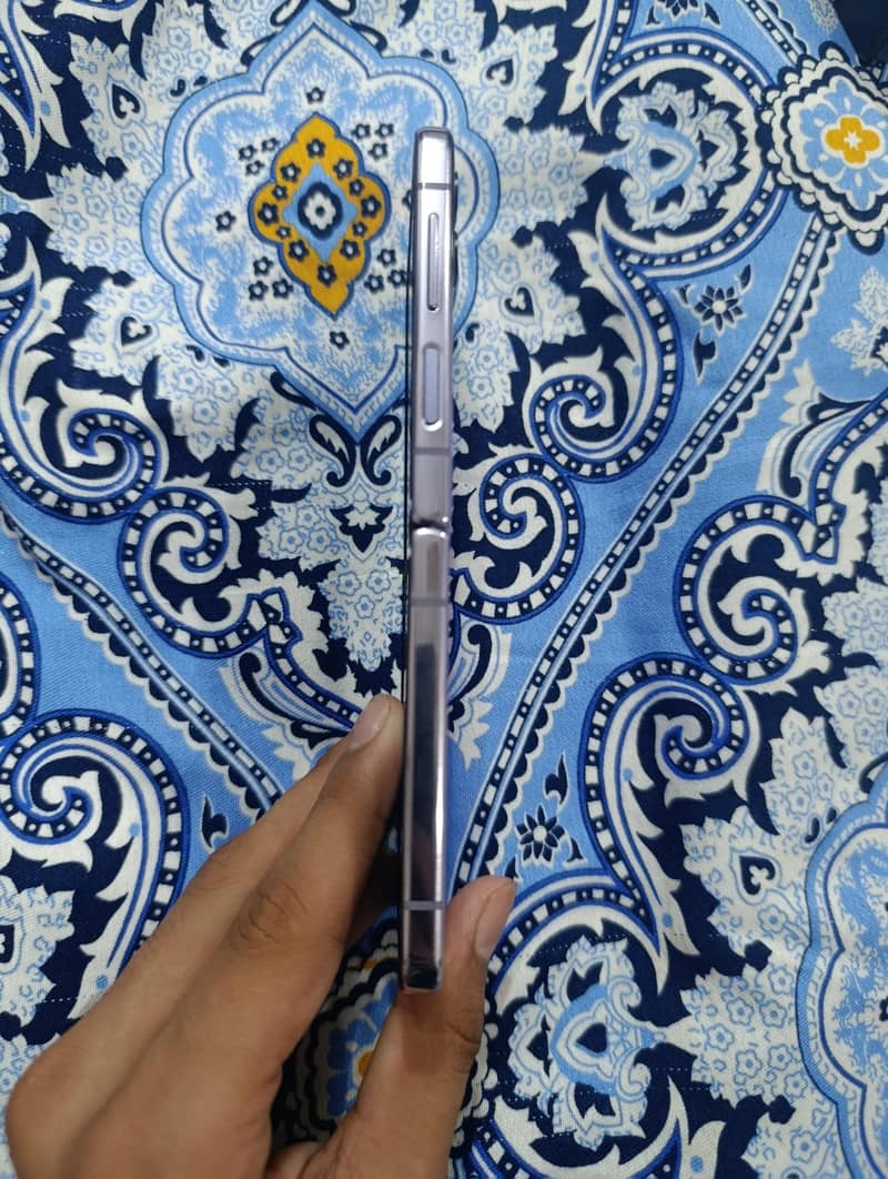 Samsung Mobile Z Flip 4 1
