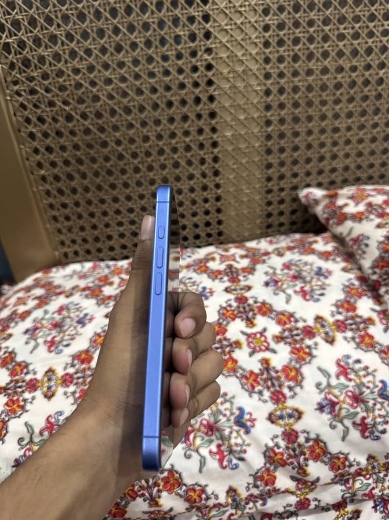 Apple iPhone 16 2