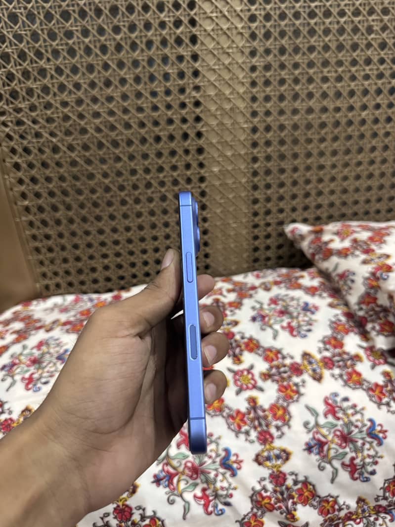 Apple iPhone 16 3