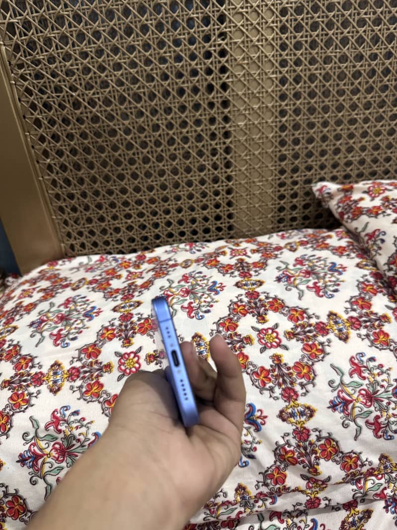 Apple iPhone 16 4